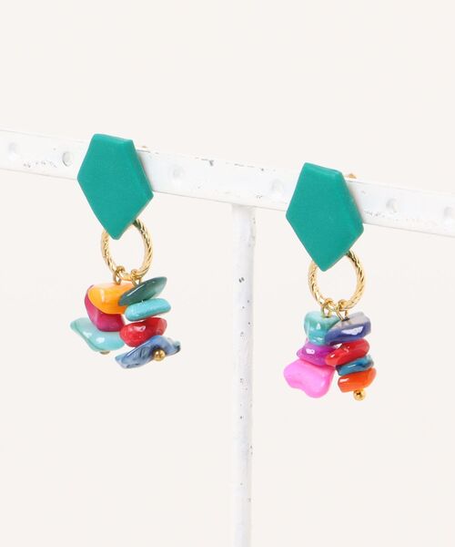 tone(トーン)の「【atelier*mio】ポリマークレイ × シェルビジュー costume jewelry ピアス(ピアス(両耳用)・レディース・ブラック/レッド/グリーン/イエロー/パープル/グリーン系その他/ブラック系その他/パープル系その他/ブルー・FREE)」の4枚目の写真