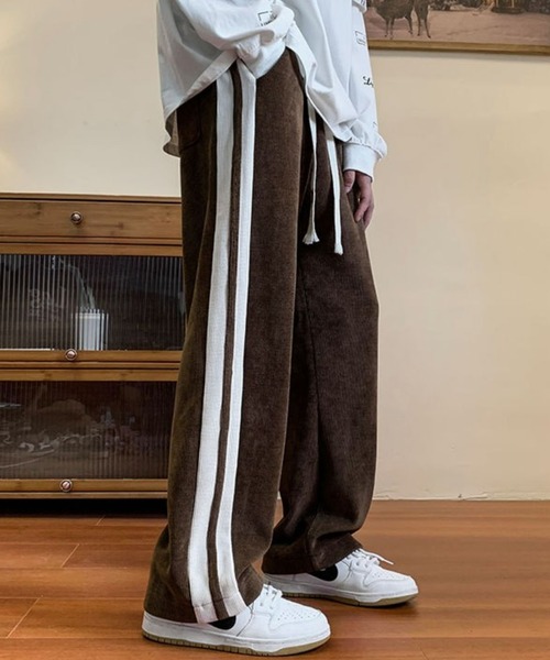 BASQUE magenta(バスクマゼンタ)の「サイドラインデザインコーデュロイトラックパンツ(その他パンツ・メンズ・ブラウン/スミクロ/ブラック/ホワイト・M/L)」の4枚目の写真