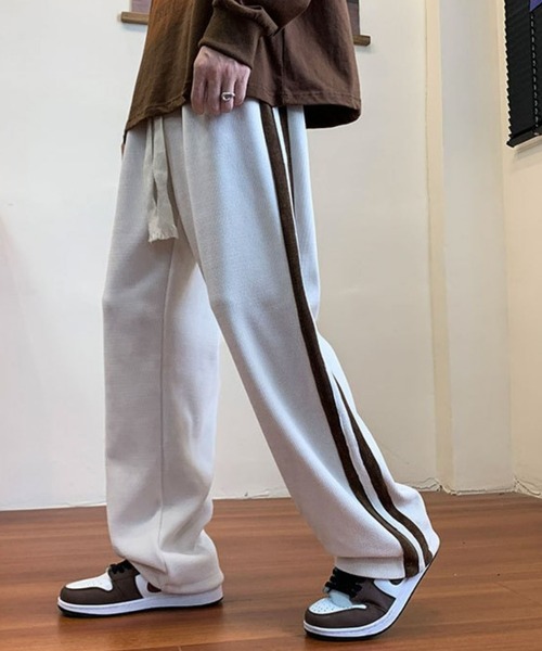 BASQUE magenta(バスクマゼンタ)の「サイドラインデザインコーデュロイトラックパンツ(その他パンツ・メンズ・ブラウン/スミクロ/ブラック/ホワイト・M/L)」の2枚目の写真