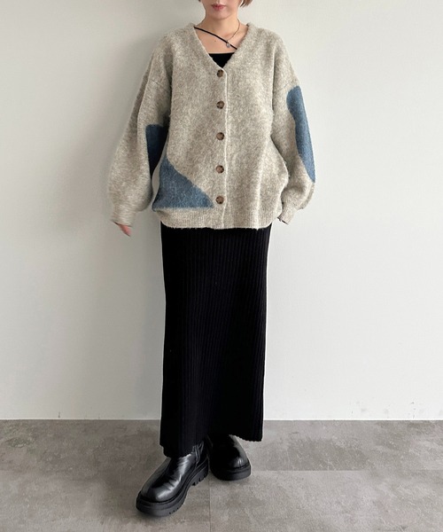 apres jour mignon（アプレジュールミニョン）の「ニュアンス柄Vネック