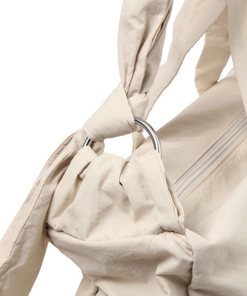 LEPSIM（レプシィム）の「マタニティ／撥水ナイロンBIGショルダー　103677（マザーズバッグ・レディース・アイボリー/ブラック・ONE SIZE）」の3枚目の写真