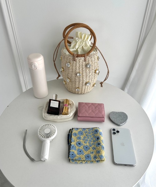 Loueme（ルエム）の「ビジュー巾着かごバッグ（かごバッグ・レディース・ブラウン/アイボリー・FREE）」の4枚目の写真