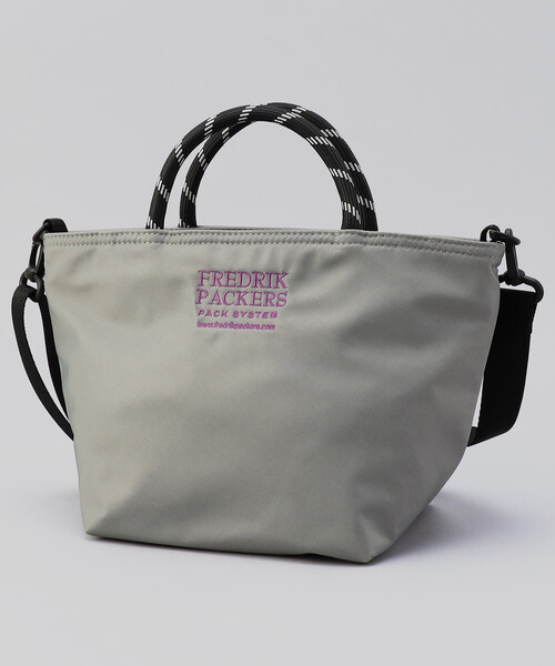 FREAK'S STORE（フリークスストア）の「FREDRIK PACKERS × FREAK'S STORE/フレドリックパッカーズ 別注 TRAVEL FAM TOTE/トラベル ファムトートバッグ（ショルダーバッグ・レディース・ブラック/シルバー・ONE SIZE）」の2枚目の写真