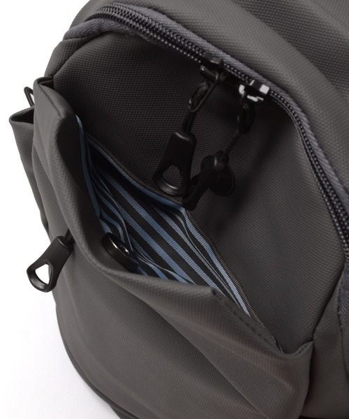 GLAZOS（グラソス）の「マルチポケットボディバッグ（バックパック/リュック・キッズ・ブラック/グレー・フリー）」の6枚目の写真