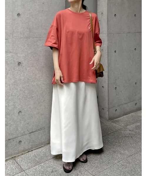 Re:EDIT（リエディ）の「ワンポイント刺繍オーバーサイズTシャツ（Tシャツ/カットソー・レディース・オレンジ/ネイビー/ホワイト・MEDIUM/LARGE）」の13枚目の写真