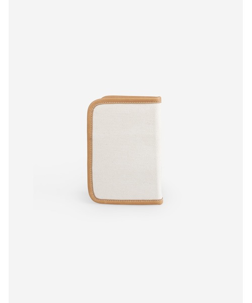 Maison Kitsune（メゾンキツネ）の「CAFE KITSUNE PASSPORT HOLDER（パスポートケース・メンズ・クリーム・U）」の2枚目の写真