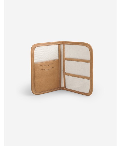 Maison Kitsune（メゾンキツネ）の「CAFE KITSUNE PASSPORT HOLDER（パスポートケース・メンズ・クリーム・U）」の3枚目の写真