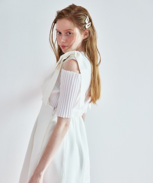 REDYAZEL（レディアゼル）の「ショルダーリボンレース切替ワンピース（ジャンパースカート・レディース・オフホワイト/ブラック/グレー・SMALL/MEDIUM）」の11枚目の写真