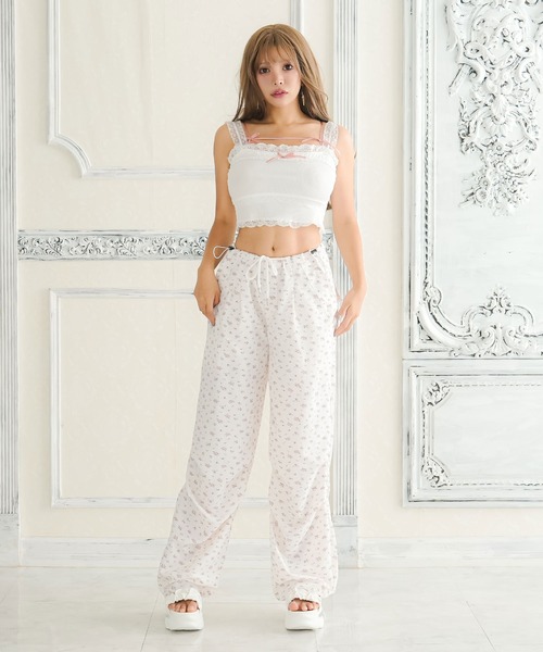 Diable baiser(ディアブルベーゼ)の「花柄カーゴパンツ(カーゴパンツ・レディース・ホワイト・3L/MEDIUM/LL/LARGE)」の1枚目の写真
