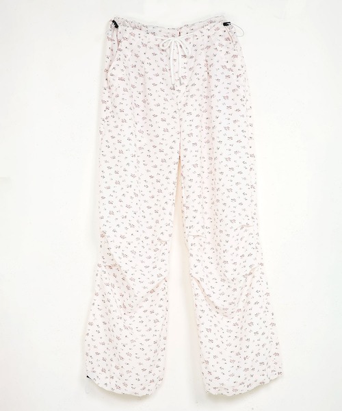 Diable baiser(ディアブルベーゼ)の「花柄カーゴパンツ(カーゴパンツ・レディース・ホワイト・3L/MEDIUM/LL/LARGE)」の9枚目の写真