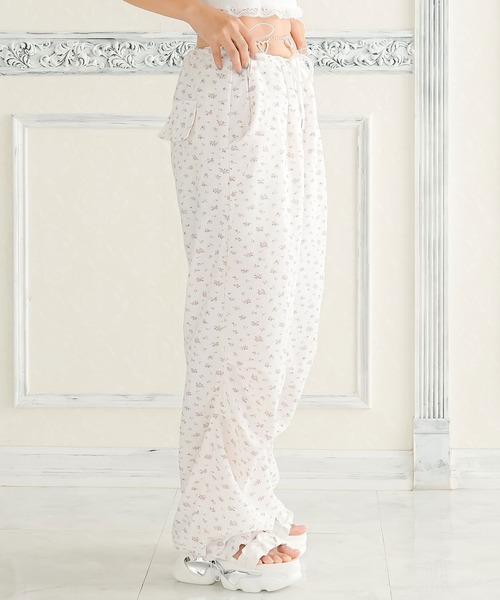 Diable baiser(ディアブルベーゼ)の「花柄カーゴパンツ(カーゴパンツ・レディース・ホワイト・3L/MEDIUM/LL/LARGE)」の18枚目の写真