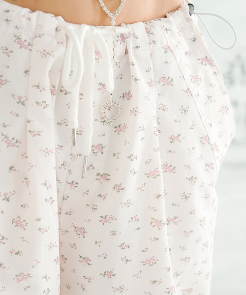 Diable baiser(ディアブルベーゼ)の「花柄カーゴパンツ(カーゴパンツ・レディース・ホワイト・3L/MEDIUM/LL/LARGE)」の16枚目の写真