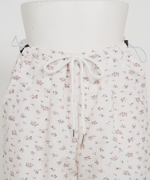Diable baiser(ディアブルベーゼ)の「花柄カーゴパンツ(カーゴパンツ・レディース・ホワイト・3L/MEDIUM/LL/LARGE)」の5枚目の写真