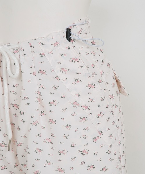 Diable baiser(ディアブルベーゼ)の「花柄カーゴパンツ(カーゴパンツ・レディース・ホワイト・3L/MEDIUM/LL/LARGE)」の4枚目の写真