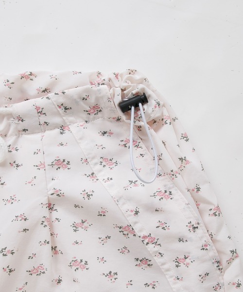 Diable baiser(ディアブルベーゼ)の「花柄カーゴパンツ(カーゴパンツ・レディース・ホワイト・3L/MEDIUM/LL/LARGE)」の3枚目の写真