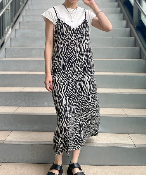 GORGE（ゴージ）の「《落ち感×カットプリーツ》レディース キャミワンピース 細見え効果 春夏秋（ワンピース・レディース・ブラック/ブラウン系その他/ミント/モカ/ホワイト×ブラック・F）」の2枚目の写真