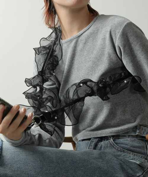 emesuelee（エメスーリー）の「パール付きフリルスマホショルダー（スマホグッズ・レディース・ホワイト/ブラック・フリー）」の2枚目の写真