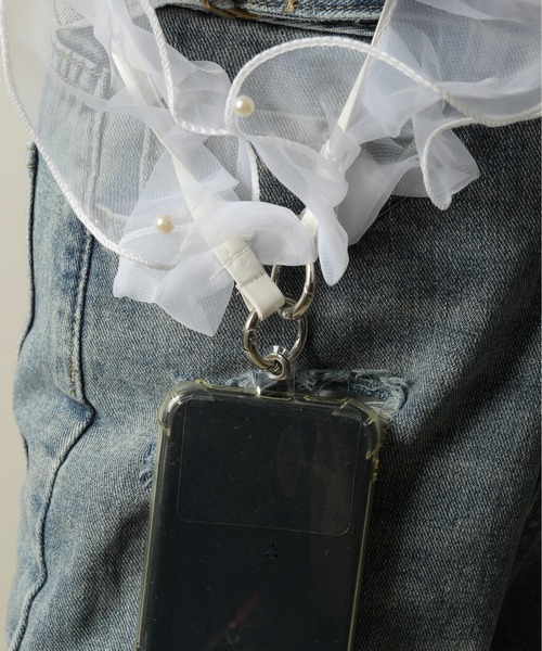 emesuelee（エメスーリー）の「パール付きフリルスマホショルダー（スマホグッズ・レディース・ホワイト/ブラック・フリー）」の10枚目の写真