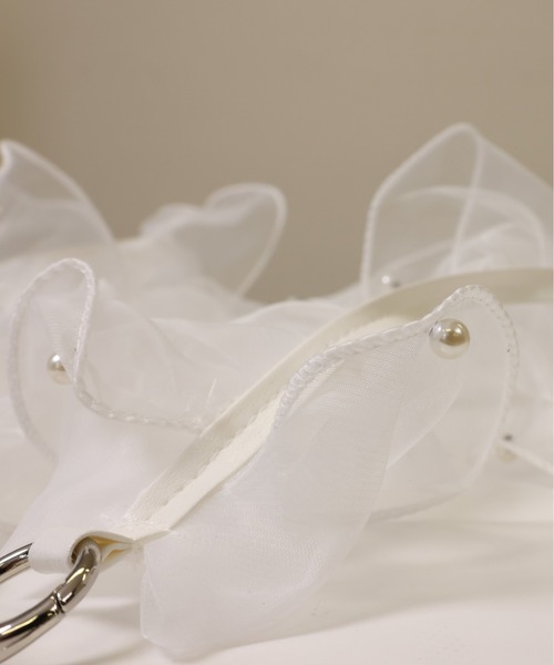 emesuelee（エメスーリー）の「パール付きフリルスマホショルダー（スマホグッズ・レディース・ホワイト/ブラック・フリー）」の4枚目の写真
