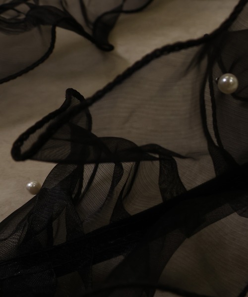 emesuelee（エメスーリー）の「パール付きフリルスマホショルダー（スマホグッズ・レディース・ホワイト/ブラック・フリー）」の3枚目の写真