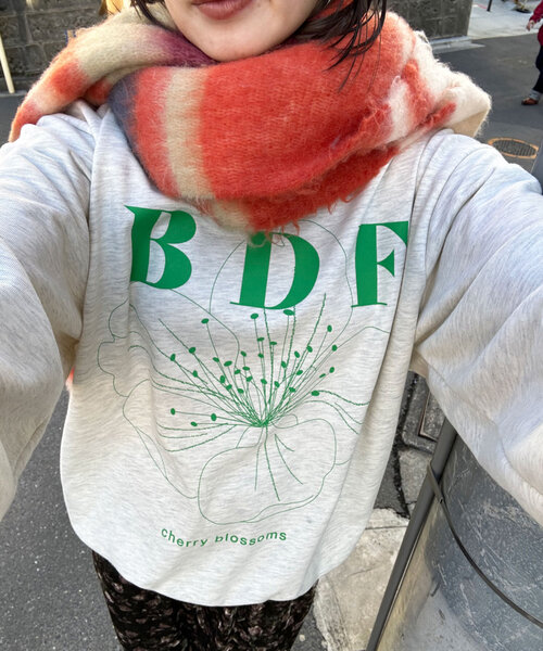 CIAOPANIC(チャオパニック)の「【WEB限定】BDFフラワープリントスウェット(スウェット・レディース・アイボリー/サックスブルー/ライトグレー/ホワイト/オレンジ/イエロー/ネイビー/ピンク/レッド/ブルー/グレー/チャコールグレー・ONE SIZE)」の3枚目の写真