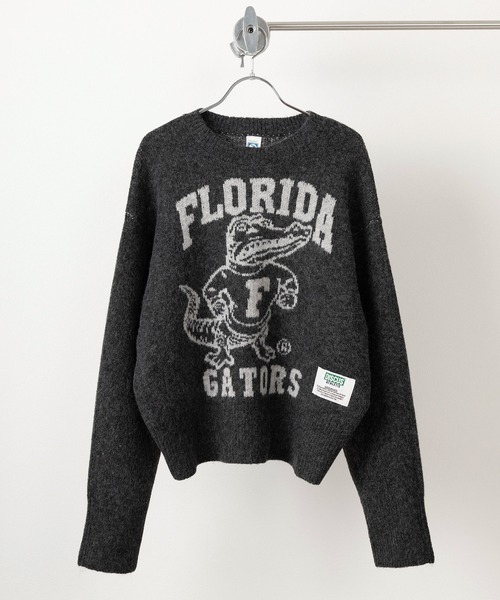 DISCUS ATHLETIC(ディスカス アスレチック)の「【DISCUS×UNIVERSITY COLLECTION】4Type カレッジロゴ ジャガード織デザイン ショート丈クルーネックニット/ビッグシルエット(ニット/セーター・レディース・キャメル/ナチュラル/ダークグリーン/グレー/チャコールグレー/アイボリー/ネイビー/ダークネイビー・M)」の3枚目の写真