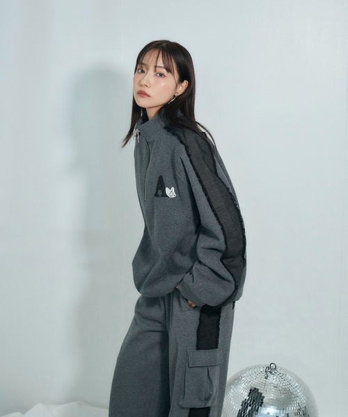 ANDGEEBEE（アンジービー）の「UNISEX デニムライン裏起毛スウェット（スウェット・レディース・アイボリー/チャコールグレー・FREE）」の8枚目の写真