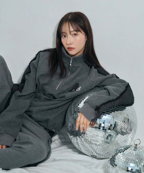 ANDGEEBEE（アンジービー）の「UNISEX デニムライン裏起毛スウェット（スウェット・レディース・アイボリー/チャコールグレー・FREE）」の11枚目の写真