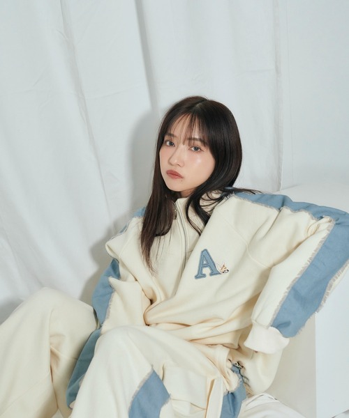 ANDGEEBEE（アンジービー）の「UNISEX デニムライン裏起毛スウェット（スウェット・レディース・アイボリー/チャコールグレー・FREE）」の3枚目の写真