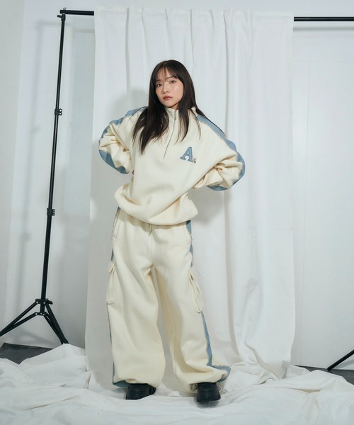 ANDGEEBEE（アンジービー）の「UNISEX デニムライン裏起毛スウェット（スウェット・レディース・アイボリー/チャコールグレー・FREE）」の4枚目の写真