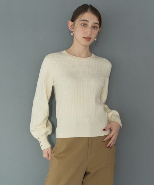 YECCA VECCA（イェッカヴェッカ）の「金釦ミニケーブルニット（ニット/セーター・レディース・アイボリー/ブラック/レッド/ベージュ/ラベンダー・FREE）」の2枚目の写真