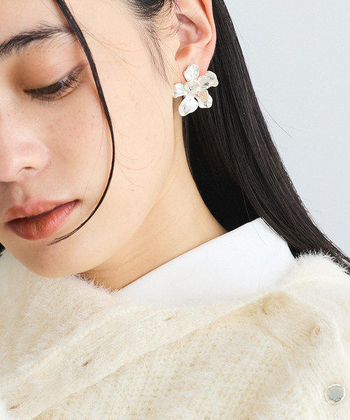 VIS（ビス）の「メタルフラワー×パールイヤリング（イヤリング・レディース・シルバー/ゴールド・FREE）」の3枚目の写真