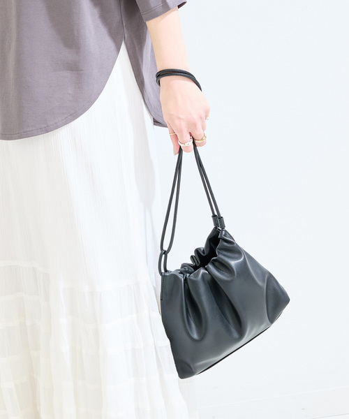 B.C STOCK(ベーセーストック)の「スムース巾着BAG(ショルダーバッグ・レディース・ブラック/ウッド/キャメル・FREE)」の8枚目の写真