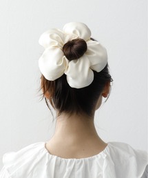 Three Four Time（スリーフォータイム）の「サテンフラワークッションシュシュ（シュシュ）」