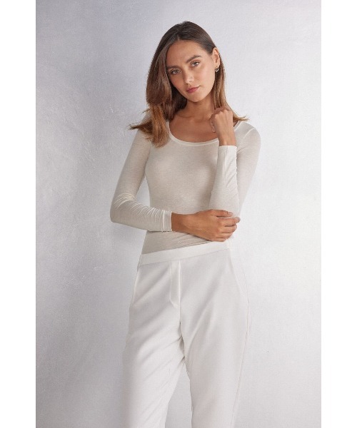 Intimissimi(インティミッシミ)の「Ultralight モダール&カシミヤ スクープネック ロングスリーブ ニット(ニット/セーター・レディース・アイボリー/ブラック/オートミール・S/M/L)」の4枚目の写真