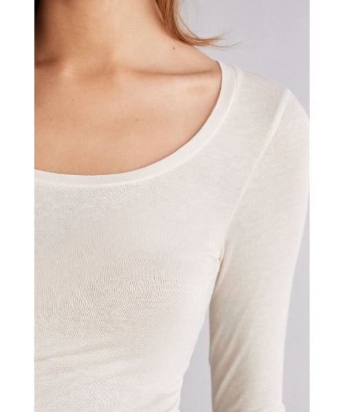 Intimissimi(インティミッシミ)の「Ultralight モダール&カシミヤ スクープネック ロングスリーブ ニット(ニット/セーター・レディース・アイボリー/ブラック/オートミール・S/M/L)」の5枚目の写真