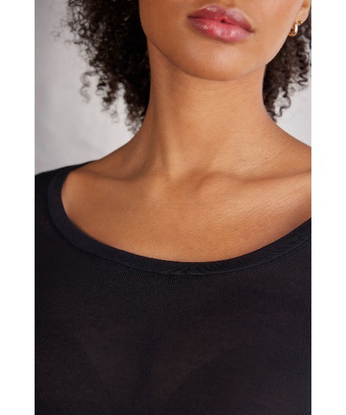 Intimissimi(インティミッシミ)の「Ultralight モダール&カシミヤ スクープネック ロングスリーブ ニット(ニット/セーター・レディース・アイボリー/ブラック/オートミール・S/M/L)」の10枚目の写真