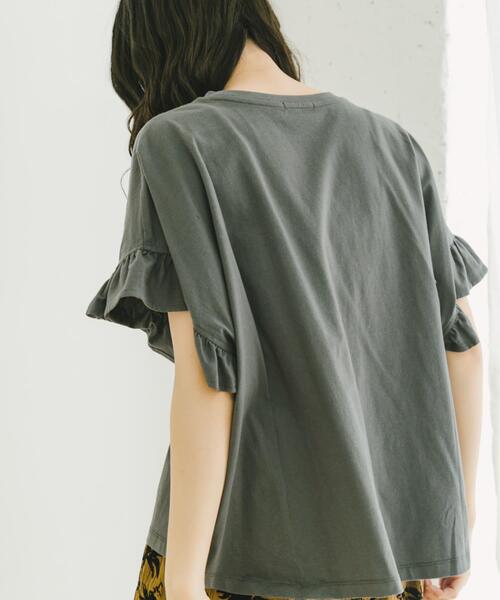 ITEMS URBANRESEARCH（アイテムズ アーバンリサーチ）の「ソデフリルカットソー（Tシャツ/カットソー・レディース・ブルー/チャコールグレー/ホワイト・FREE）」の17枚目の写真