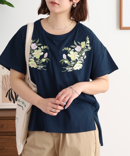 FUNALIVE（ファンアライブ）の「花柄刺繍Tシャツ（Tシャツ/カットソー・レディース・ダークグリーン/テラコッタ/ブラック・L/M）」の3枚目の写真