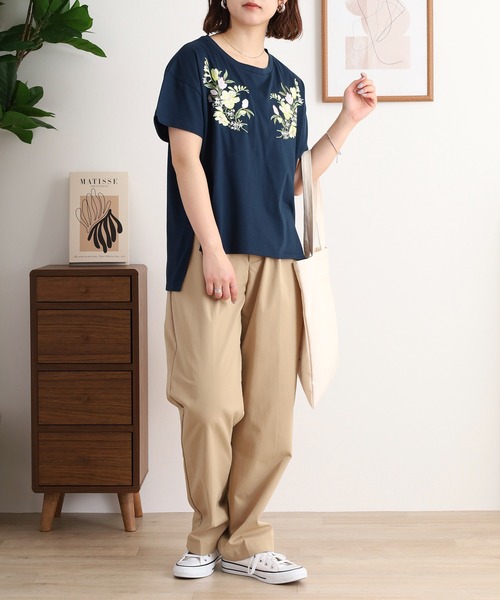 FUNALIVE（ファンアライブ）の「花柄刺繍Tシャツ（Tシャツ/カットソー・レディース・ダークグリーン/テラコッタ/ブラック・L/M）」の9枚目の写真