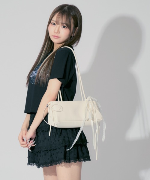 ALLuRing ChaRm(アリュリングチャーム)の「Ribbon Lace Square Bag / リボンレーススクエアバッグ(ショルダーバッグ・レディース・ホワイト/ブラック/ピンク・FREE)」の1枚目の写真