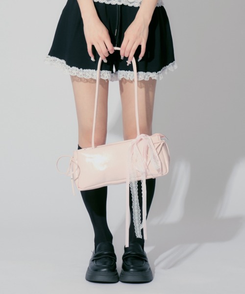 ALLuRing ChaRm(アリュリングチャーム)の「Ribbon Lace Square Bag / リボンレーススクエアバッグ(ショルダーバッグ・レディース・ホワイト/ブラック/ピンク・FREE)」の3枚目の写真