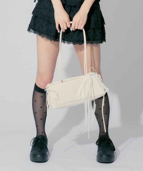 ALLuRing ChaRm(アリュリングチャーム)の「Ribbon Lace Square Bag / リボンレーススクエアバッグ(ショルダーバッグ・レディース・ホワイト/ブラック/ピンク・FREE)」の5枚目の写真