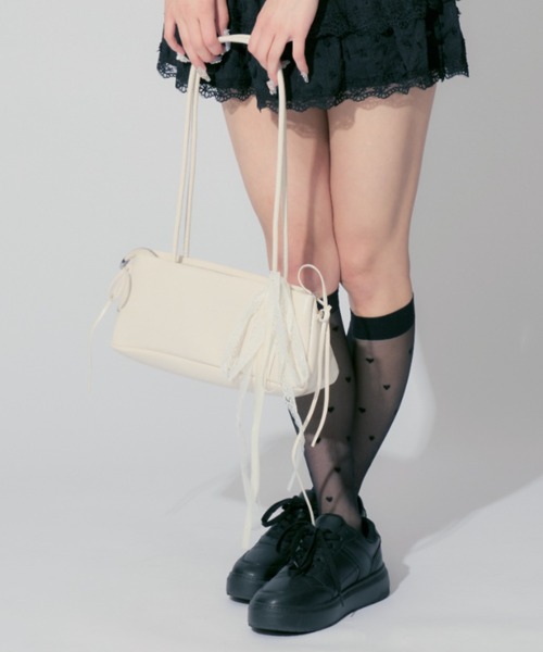 ALLuRing ChaRm(アリュリングチャーム)の「Ribbon Lace Square Bag / リボンレーススクエアバッグ(ショルダーバッグ・レディース・ホワイト/ブラック/ピンク・FREE)」の6枚目の写真