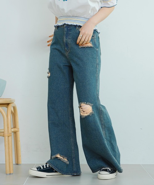 eLur(エラー)の「ダメージフレアデニムパンツ|セットアップ着用可能(デニムパンツ・レディース・インディゴブルー/ライトブルー・SMALL/MEDIUM)」の2枚目の写真