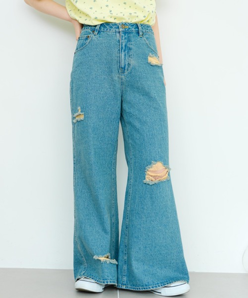 eLur(エラー)の「ダメージフレアデニムパンツ|セットアップ着用可能(デニムパンツ・レディース・インディゴブルー/ライトブルー・SMALL/MEDIUM)」の1枚目の写真