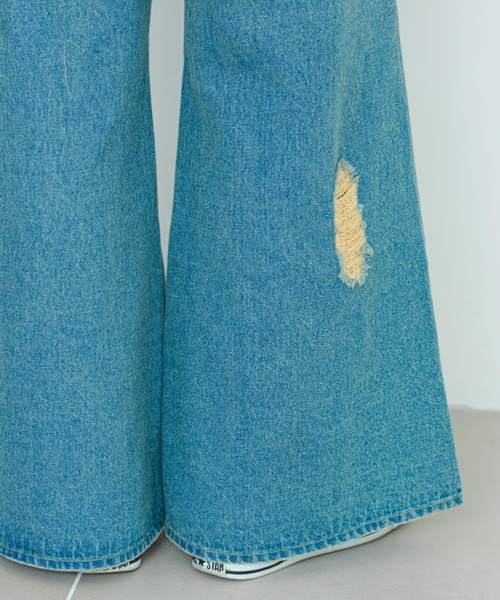 eLur(エラー)の「ダメージフレアデニムパンツ|セットアップ着用可能(デニムパンツ・レディース・インディゴブルー/ライトブルー・SMALL/MEDIUM)」の17枚目の写真