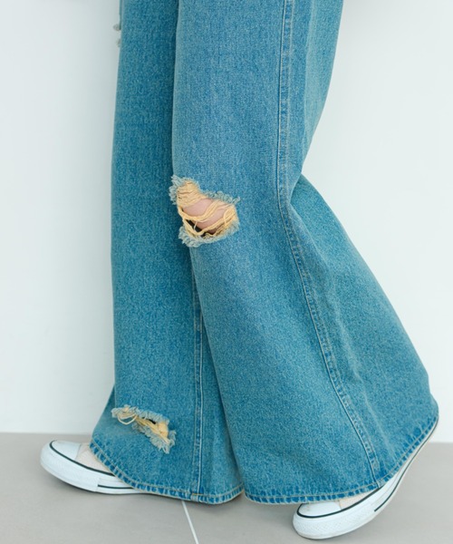 eLur(エラー)の「ダメージフレアデニムパンツ|セットアップ着用可能(デニムパンツ・レディース・インディゴブルー/ライトブルー・SMALL/MEDIUM)」の18枚目の写真