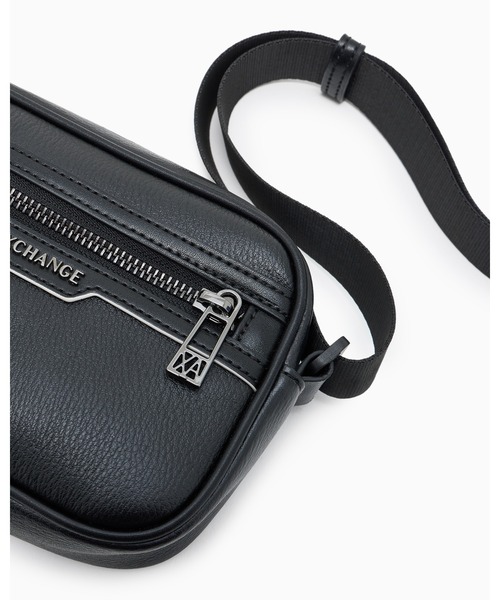 ARMANI EXCHANGE（アルマーニエクスチェンジ）の「【A|X アルマーニ エクスチェンジ】AXメタルロゴ ショルダーバッグ（ショルダーバッグ・メンズ・ブラック・FREE）」の4枚目の写真