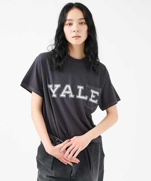 ABAHOUSE(アバハウス)の「【The BOOK STORE / ブックストア 】YALE POCKET TEE /イェール大学 /カレッジロゴ /ポケットTシャツ(Tシャツ/カットソー・メンズ・ネイビー/ブラック/ピンク/グリーン・XL/L/M)」の2枚目の写真